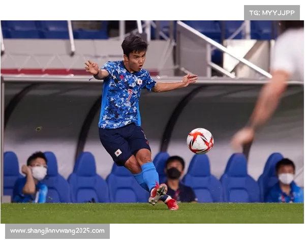 雨战中,久保建英灵巧突破制造杀机。