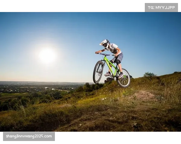 温格高训练下坡被业余骑手紧跟导致摔车，避严重骨折但影响状态
